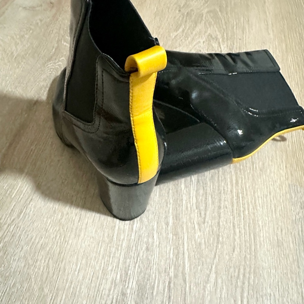Bata Women VC-Britsy Black Boots With Yellow Stripe Size 6.5